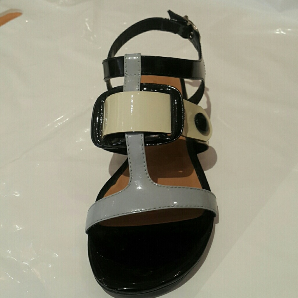 Strap sandals